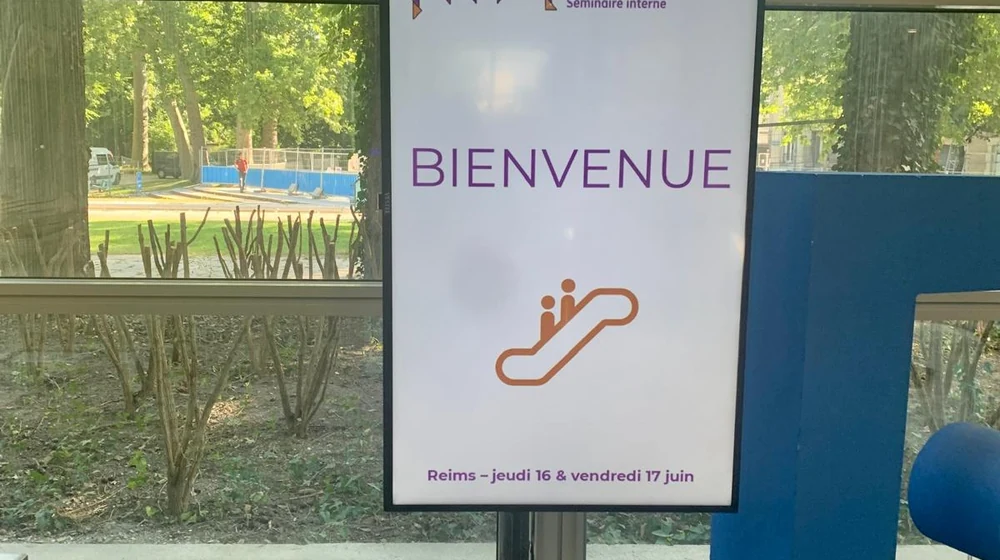 The welcome totem at the entrance
