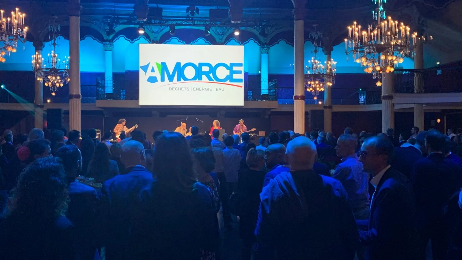 A full Salle Wagram, AMORCE screen and chandeliers