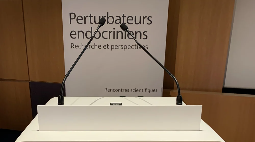 Le pupitre et le kakémono du colloque