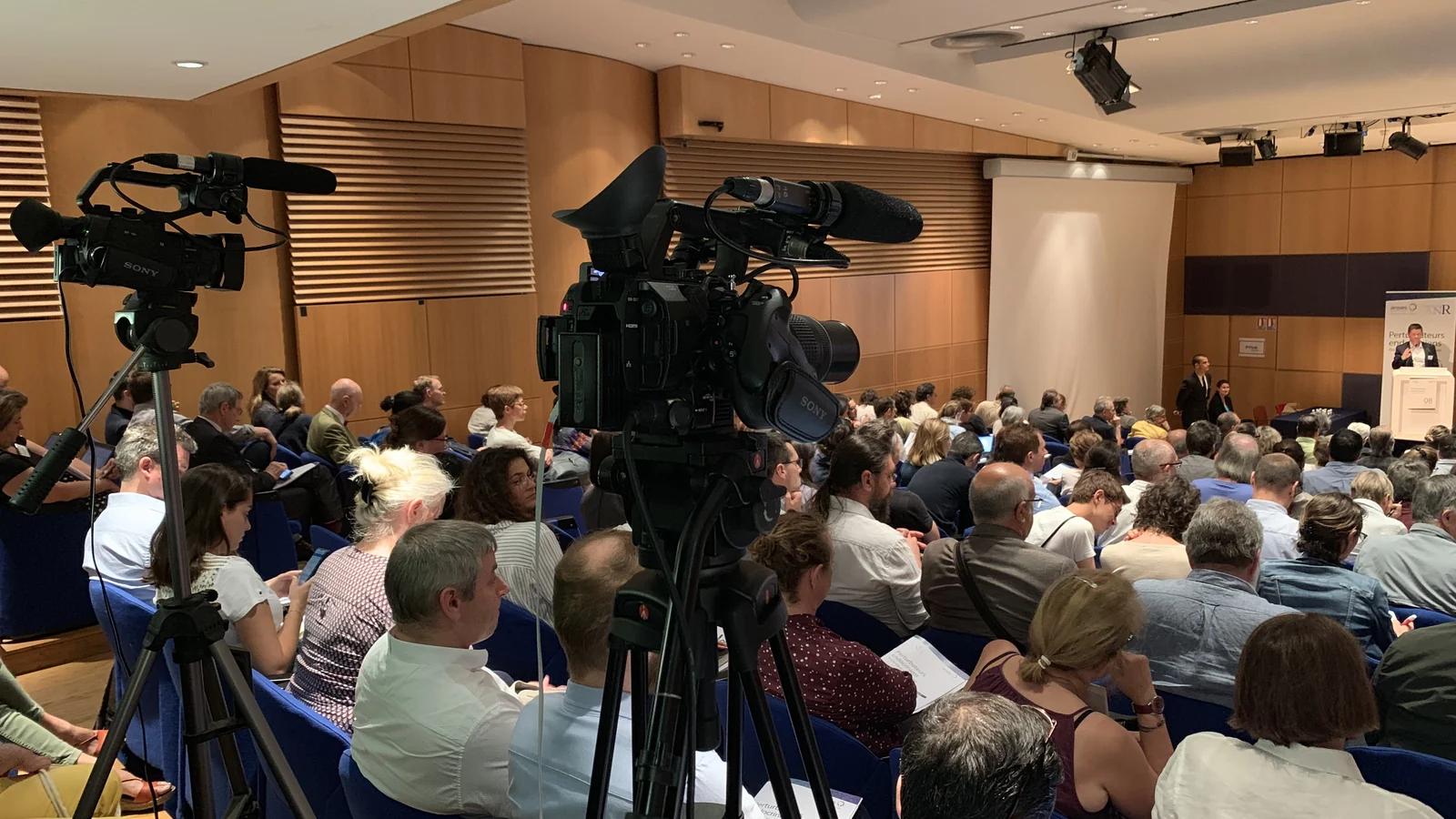 La salle du colloque Perturbateurs endocriniens, vue depuis les caméras
