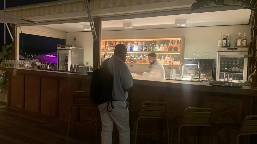 Le bar du restaurant de plage, le soir