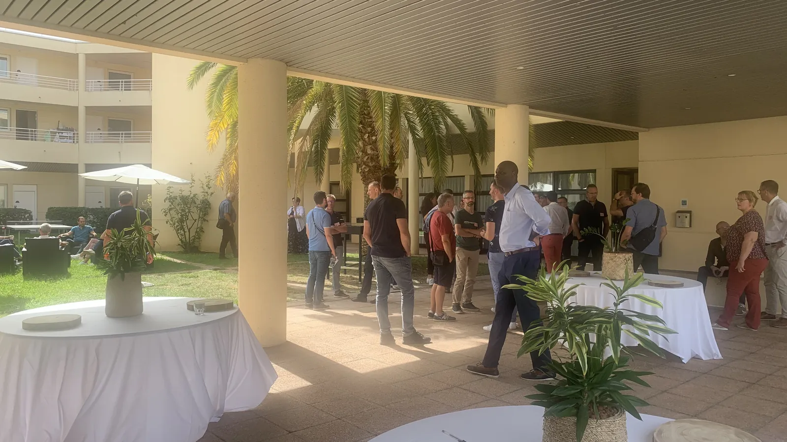 Un temps d'échange sous les arcades du patio