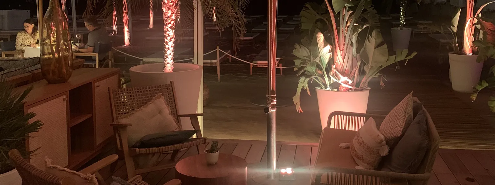 La terrasse du restaurant de plage, à la nuit tombée