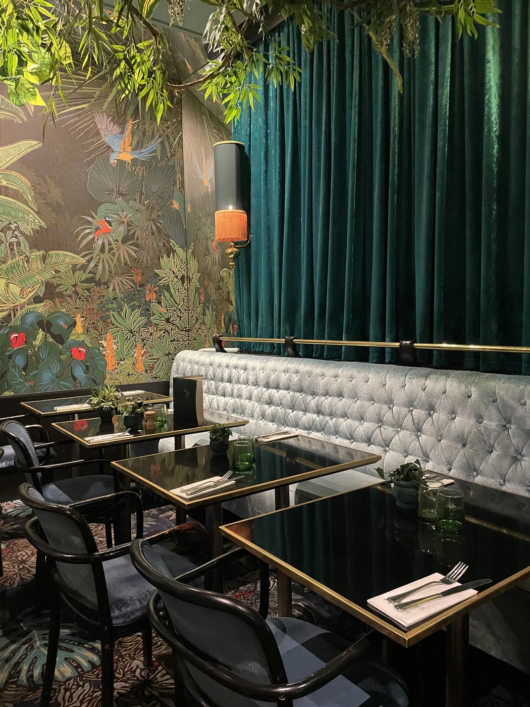 Le salon à fresque, où s'est installé le maquillage
