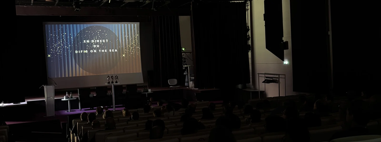 Le plateau et l'&eacute;cran avant la remise des troph&eacute;es