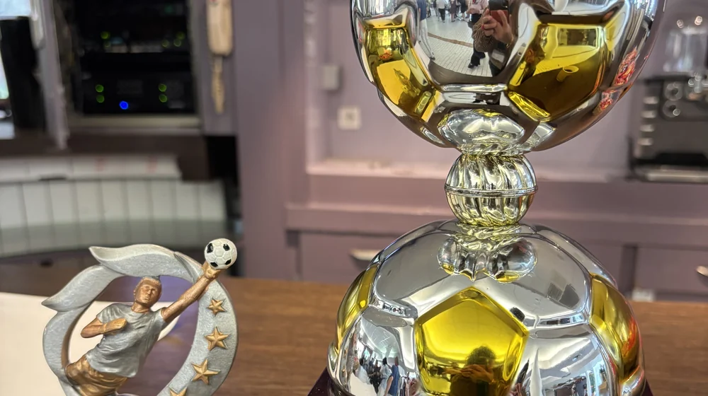 Le troph&eacute;e du tournoi de football inter-services