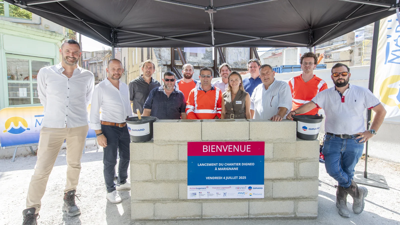 La pose de la première pierre avec les partenaires de l'opération
