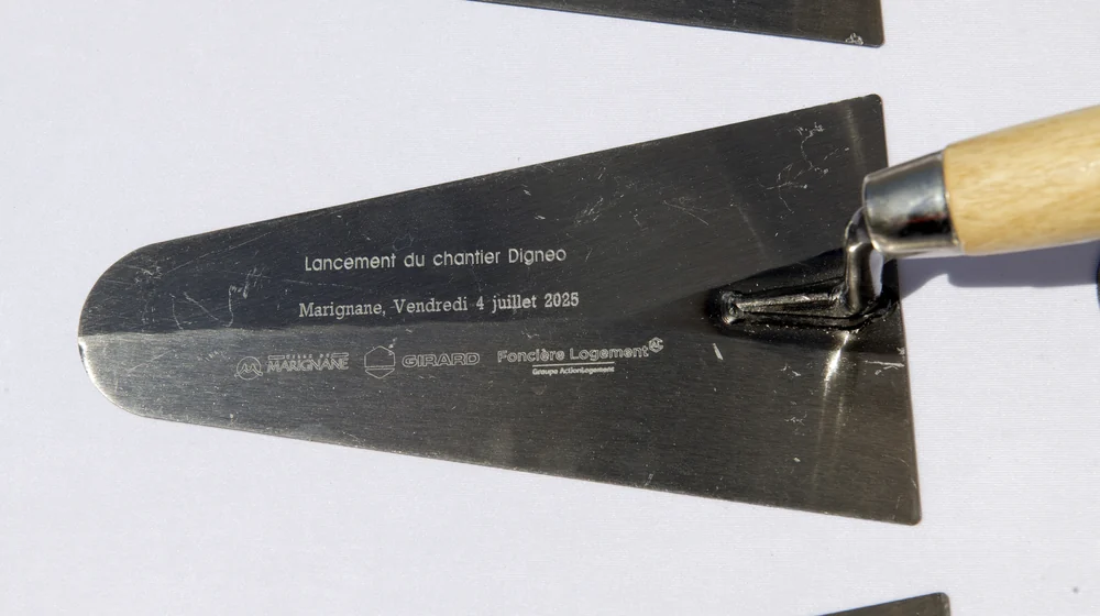 La truelle gravée du lancement du chantier Dignéo