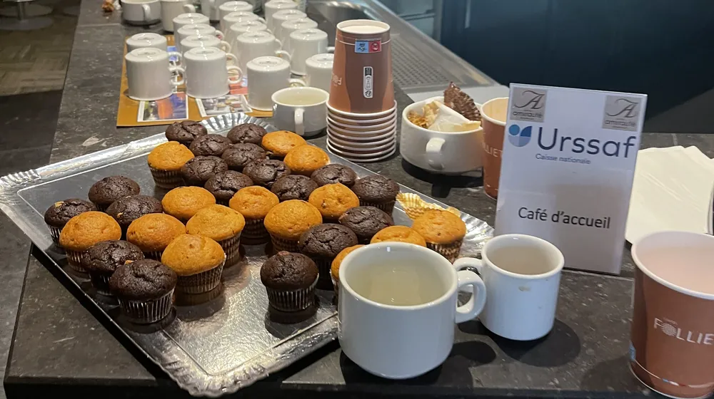 Le café d'accueil, à l'arrivée du train