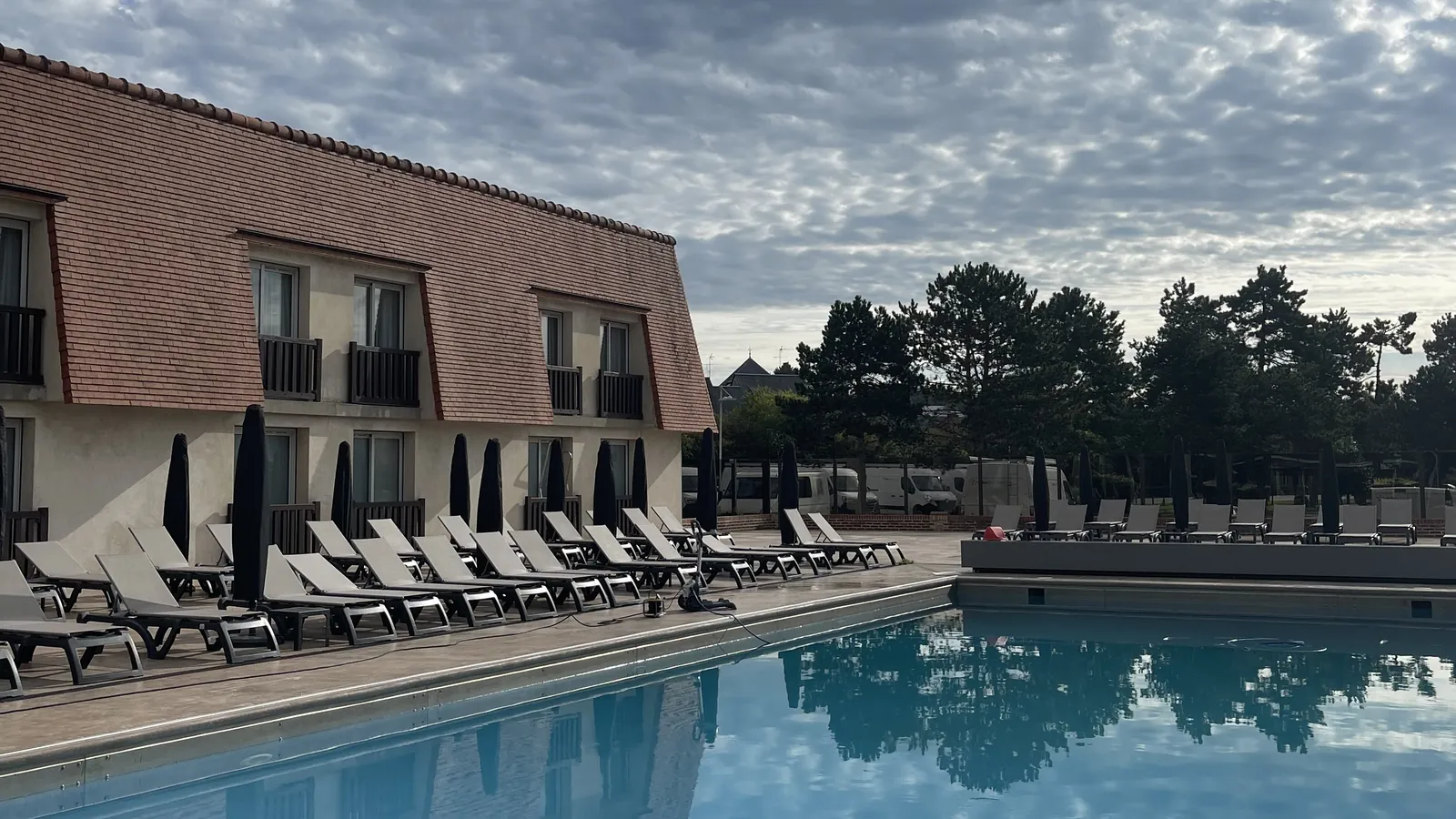 La piscine et le bâtiment où logeait tout le groupe