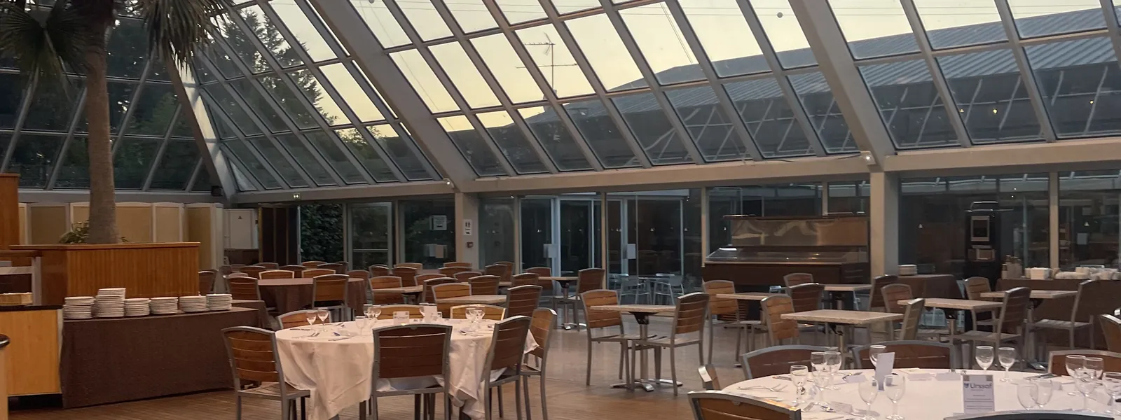 La salle de restaurant sous la verrière