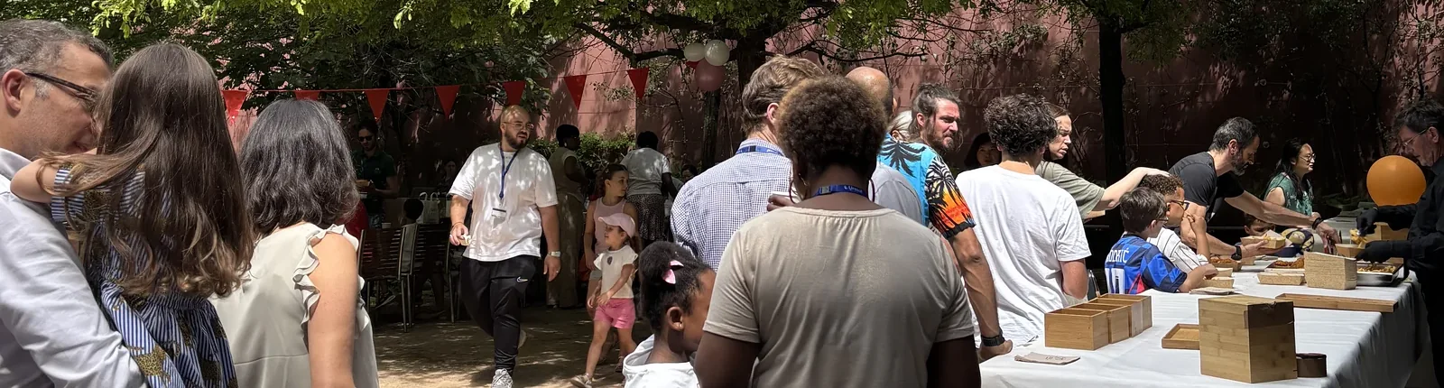 Les familles réunies sur la terrasse