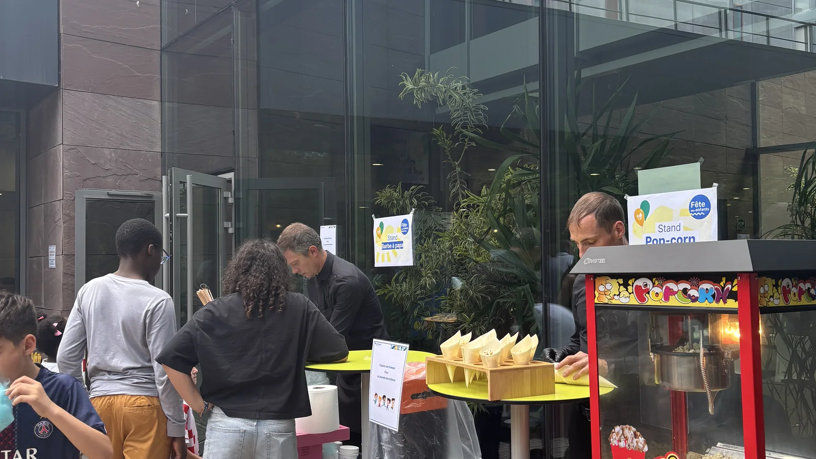 Le chariot à pop-corn parmi les stands gourmands