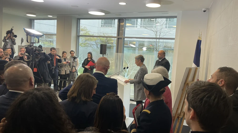 The unveiling of the plaque before the guests and the press