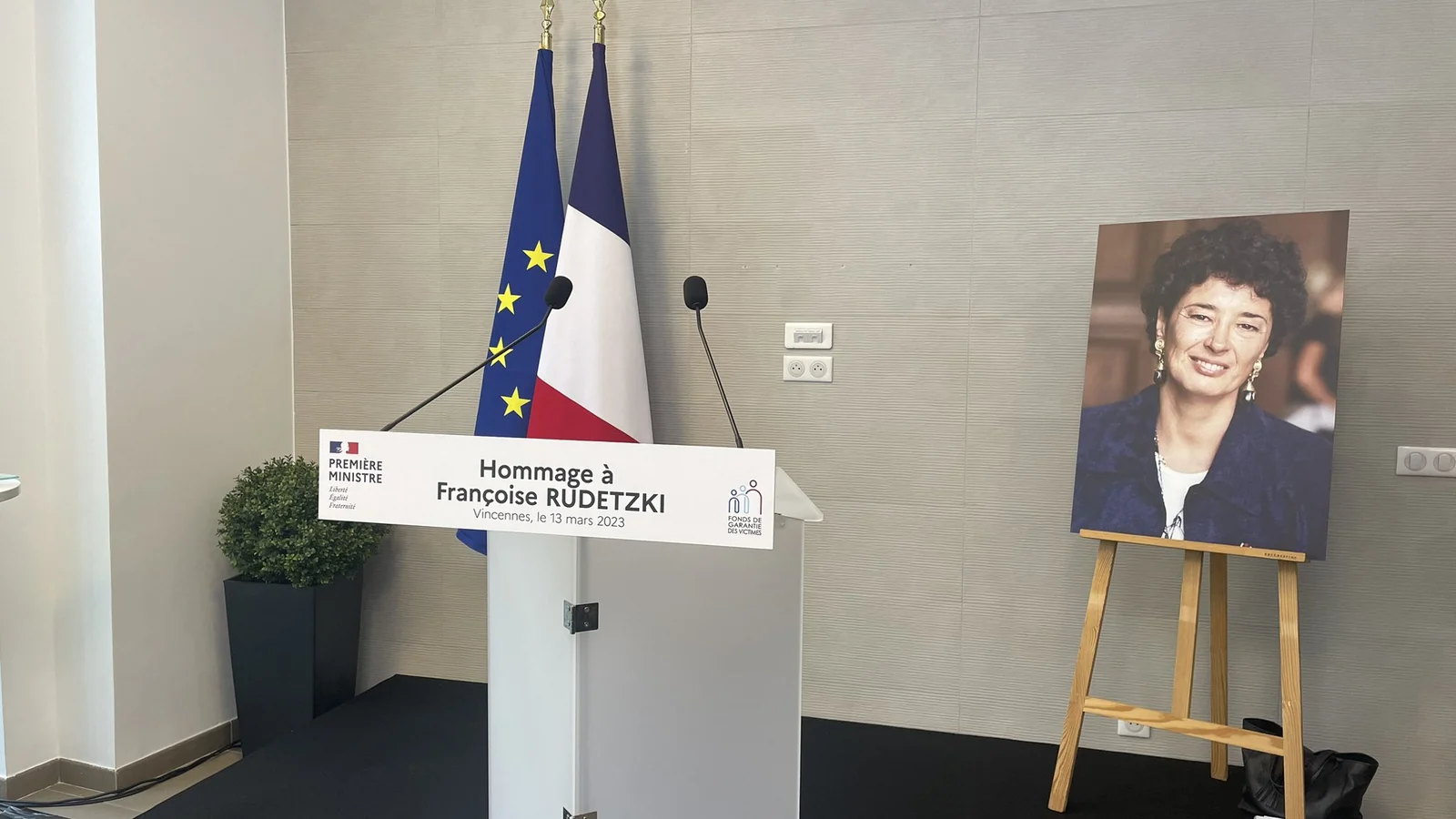 The lectern, the portrait of Françoise Rudetzki on its easel and the flags