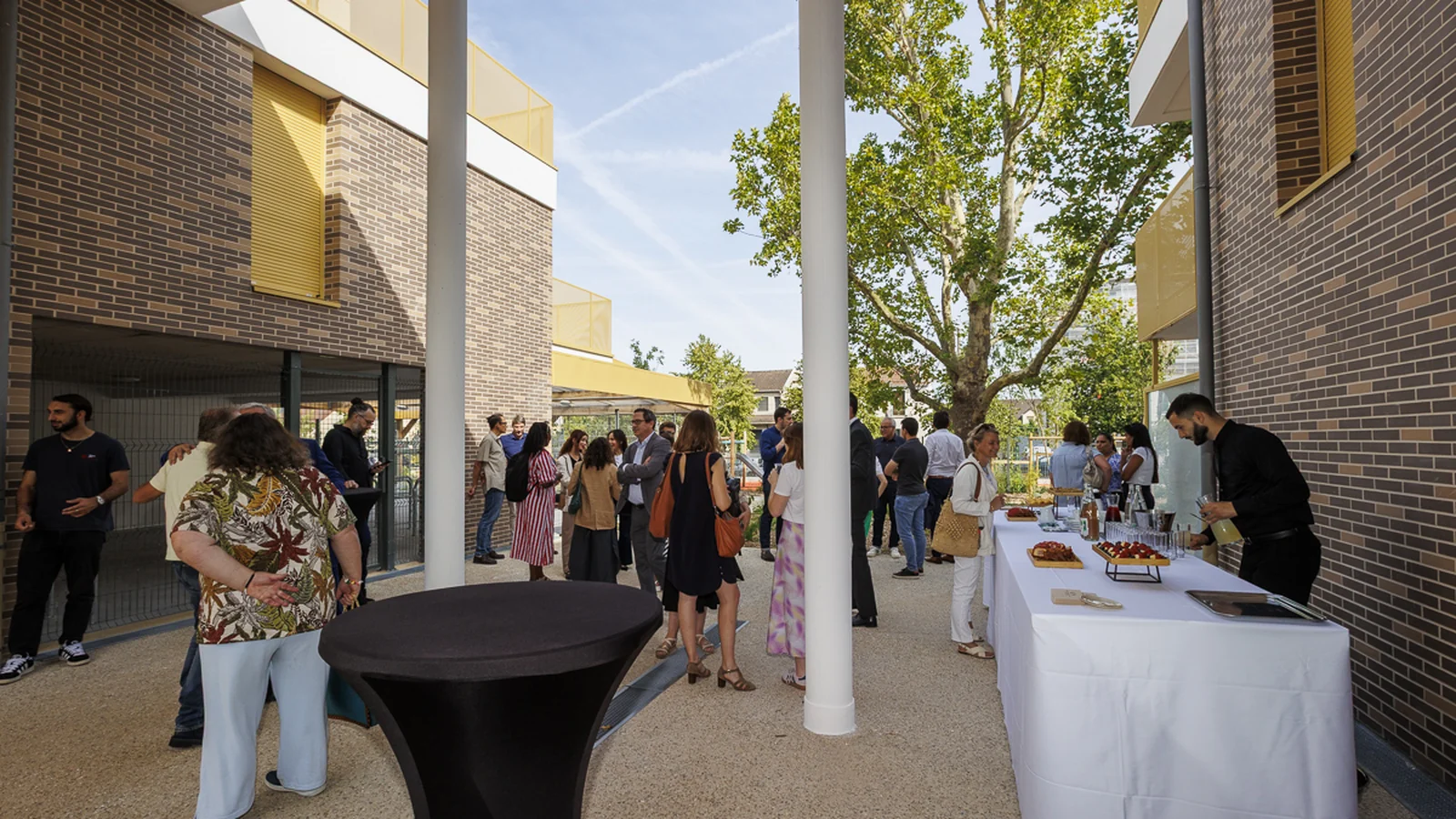 Le cocktail sous la coursive de la résidence