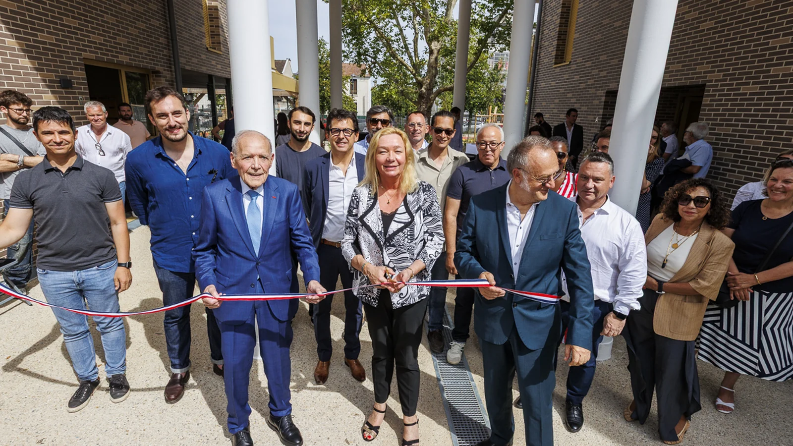 Le coupé de ruban de l'inauguration de la résidence de Créteil pour Foncière Logement