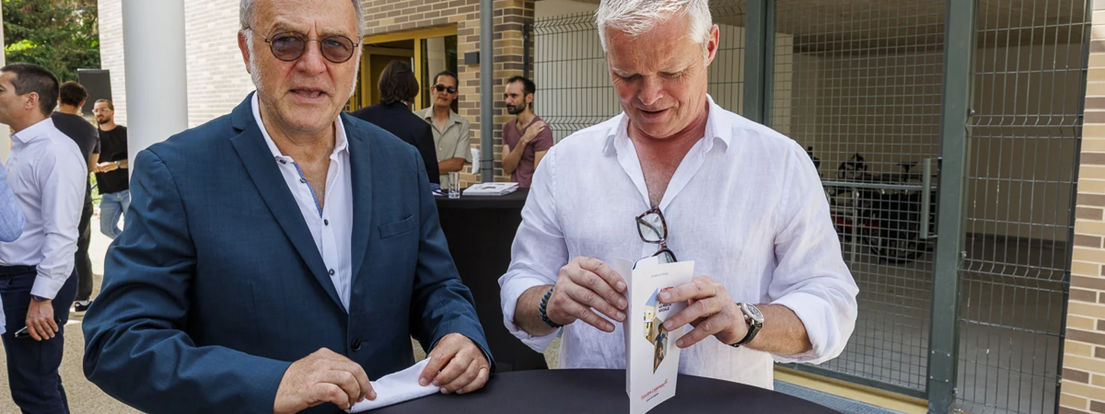 Échanges entre invités autour du cocktail