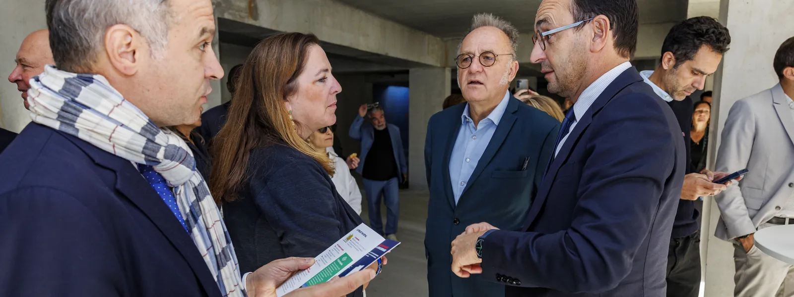 Échanges entre invités pendant l'accueil