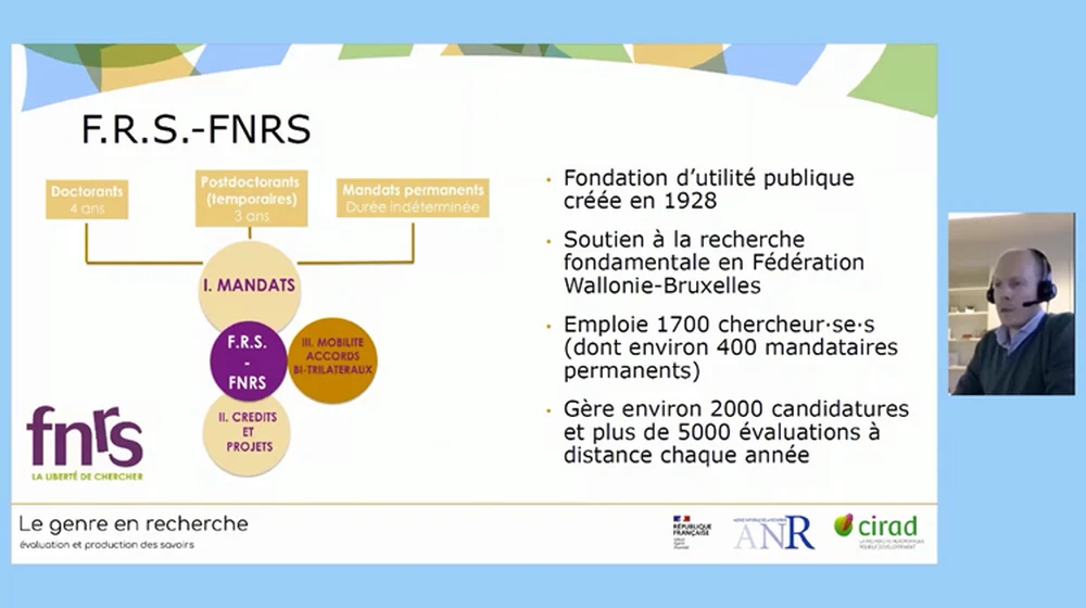Une intervention et sa diapositive, projet&eacute;es c&ocirc;te &agrave; c&ocirc;te