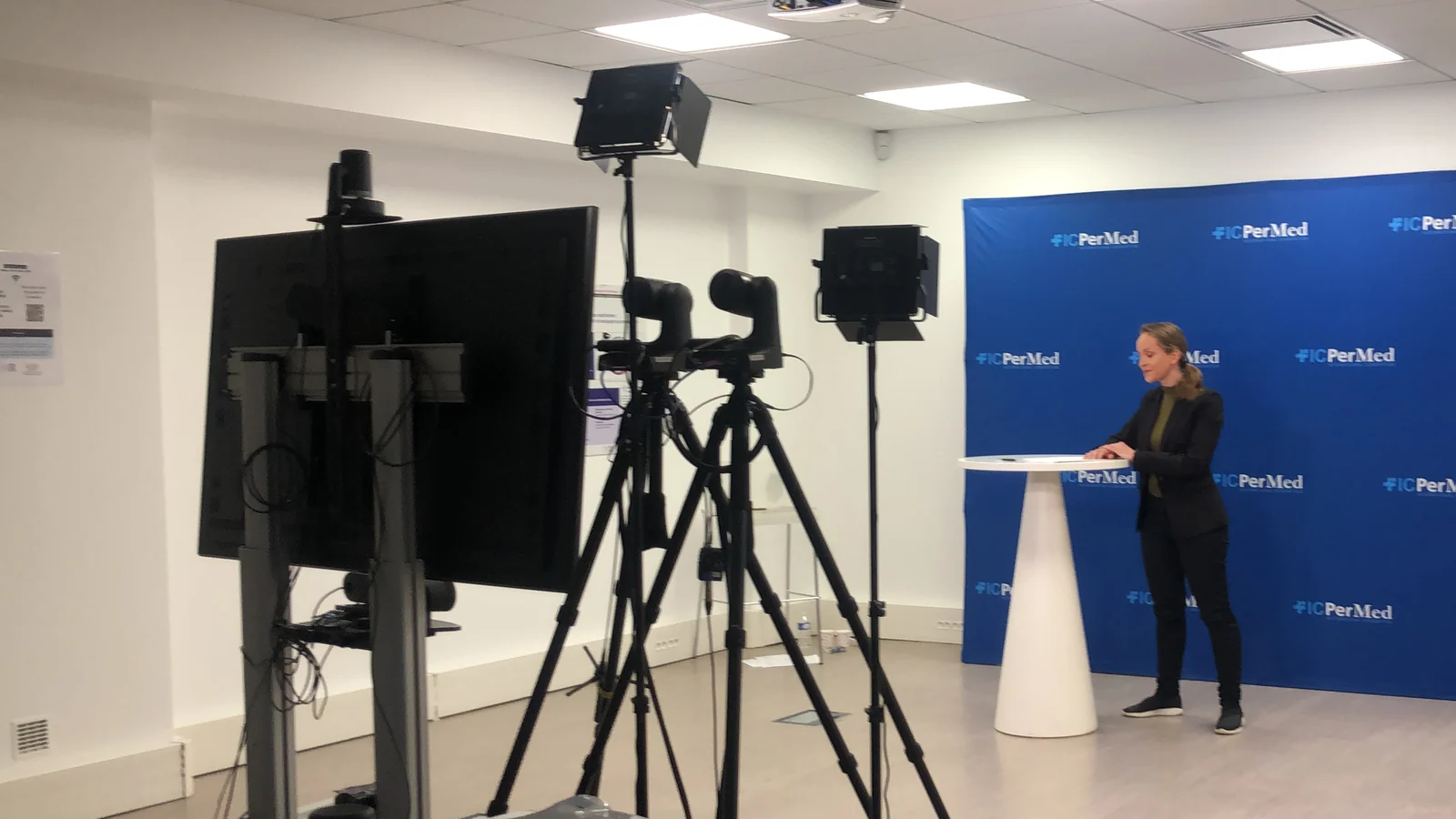 Le studio de captation de la conf&eacute;rence ICPerMed, cam&eacute;ras et fond de sc&egrave;ne