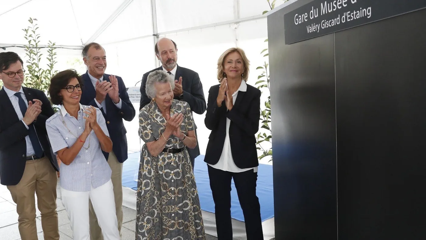 The unveiling of the plaque