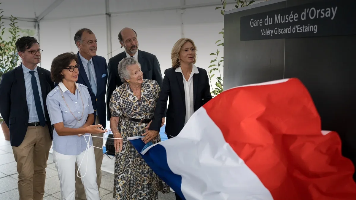 Unveiling of the Musée d'Orsay – Valéry Giscard d'Estaing station plaque under the marquee on the forecourt