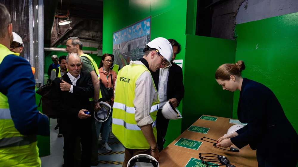 La remise des casques et des chasubles à l'accueil