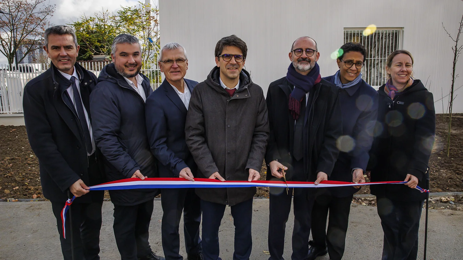 Cutting the tricolour ribbon in front of the plant