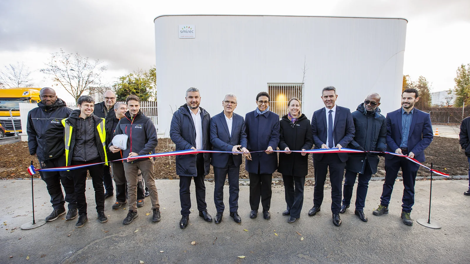 The ribbon-cutting in front of the Fort de l'Est geothermal plant in Saint-Denis