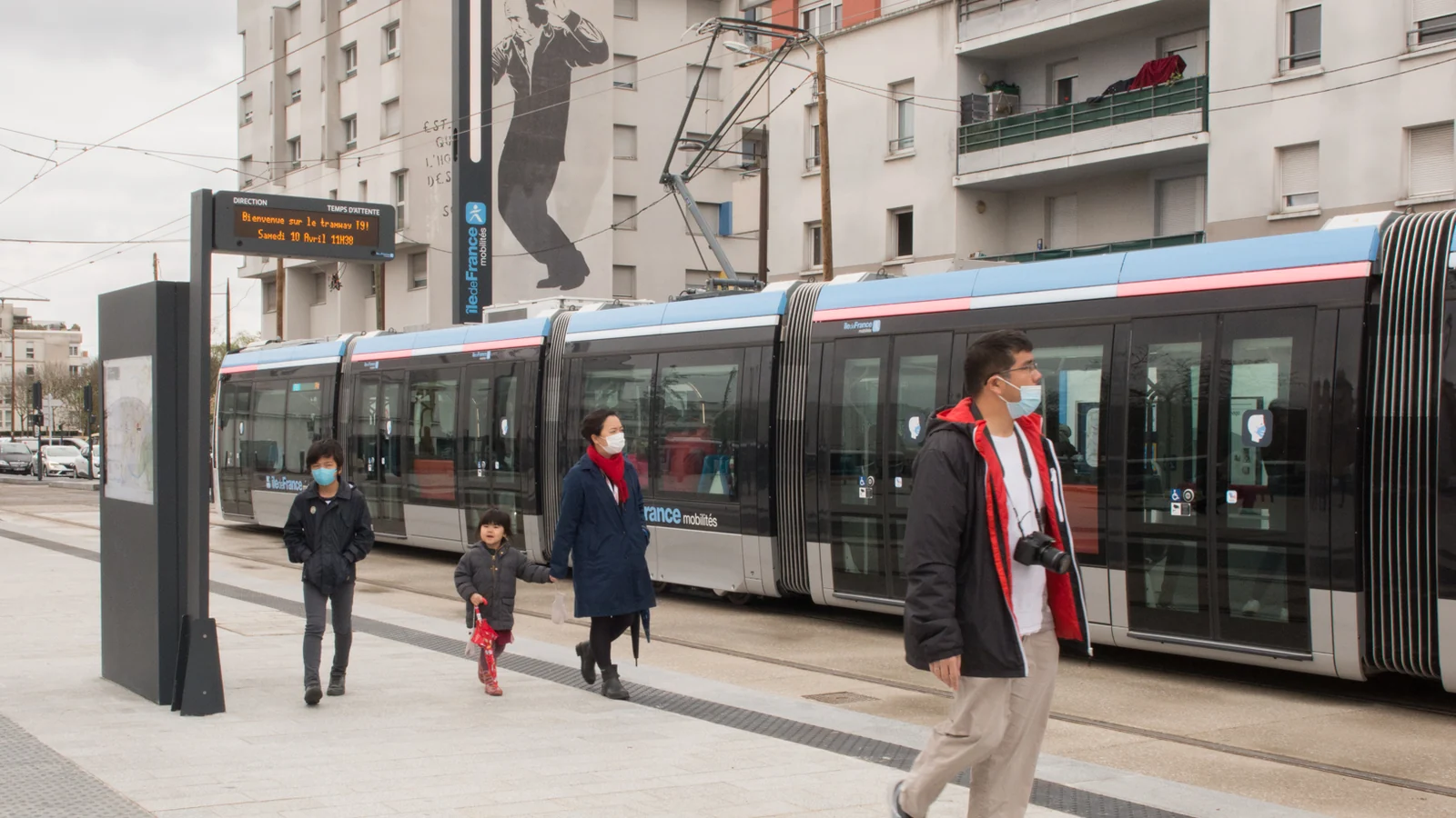 A T9 tram at the platform on the opening day, 10 April 2021