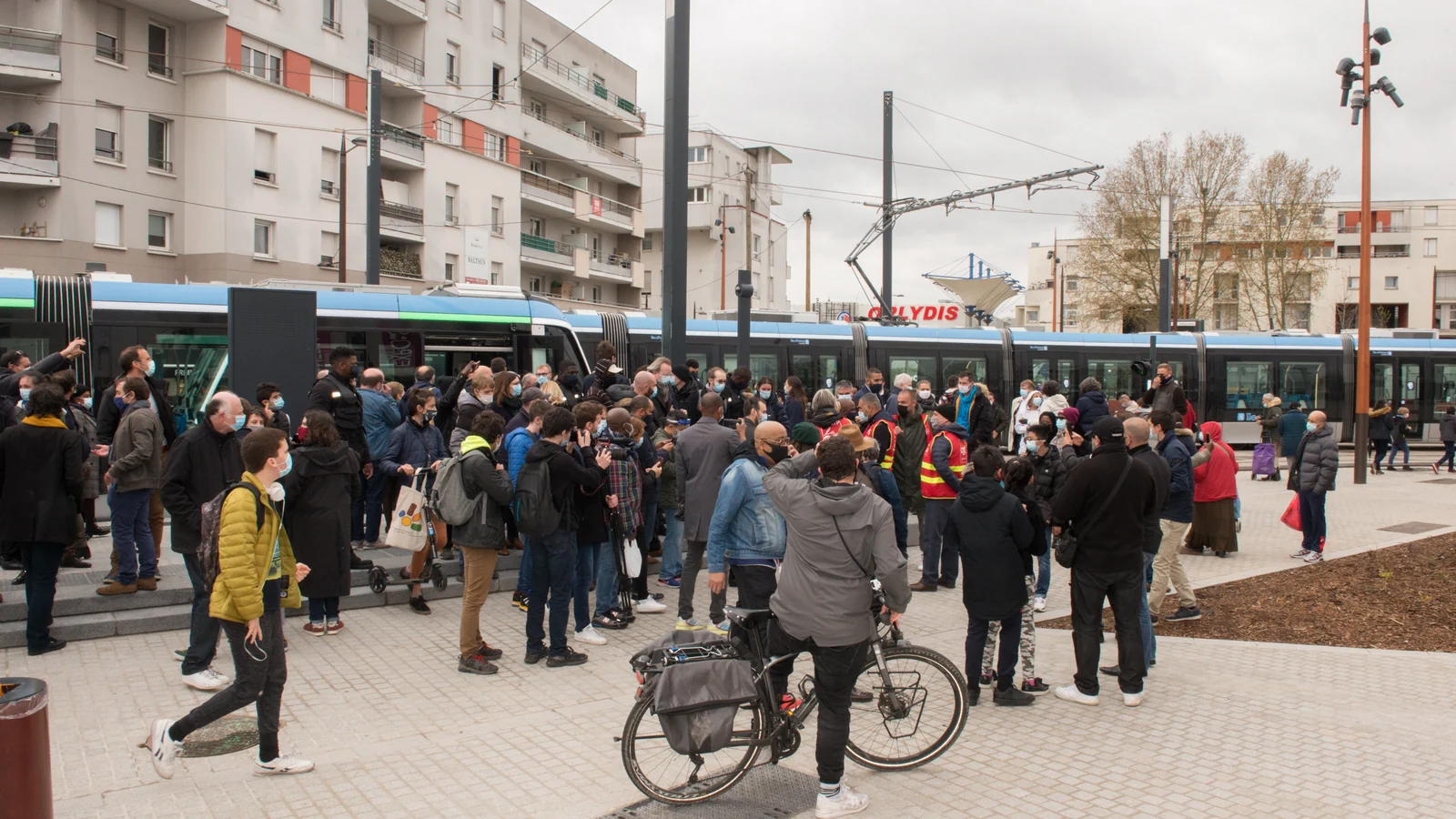 The first passengers on the platform, on the T9 opening day