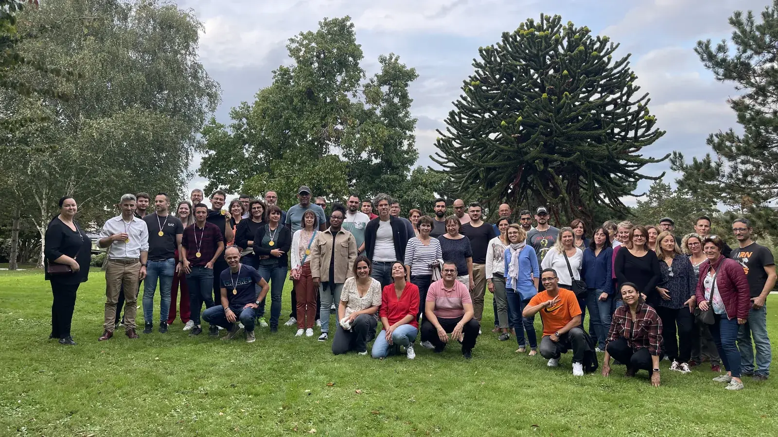 Photo de groupe des participants dans le parc de l'hôtel
