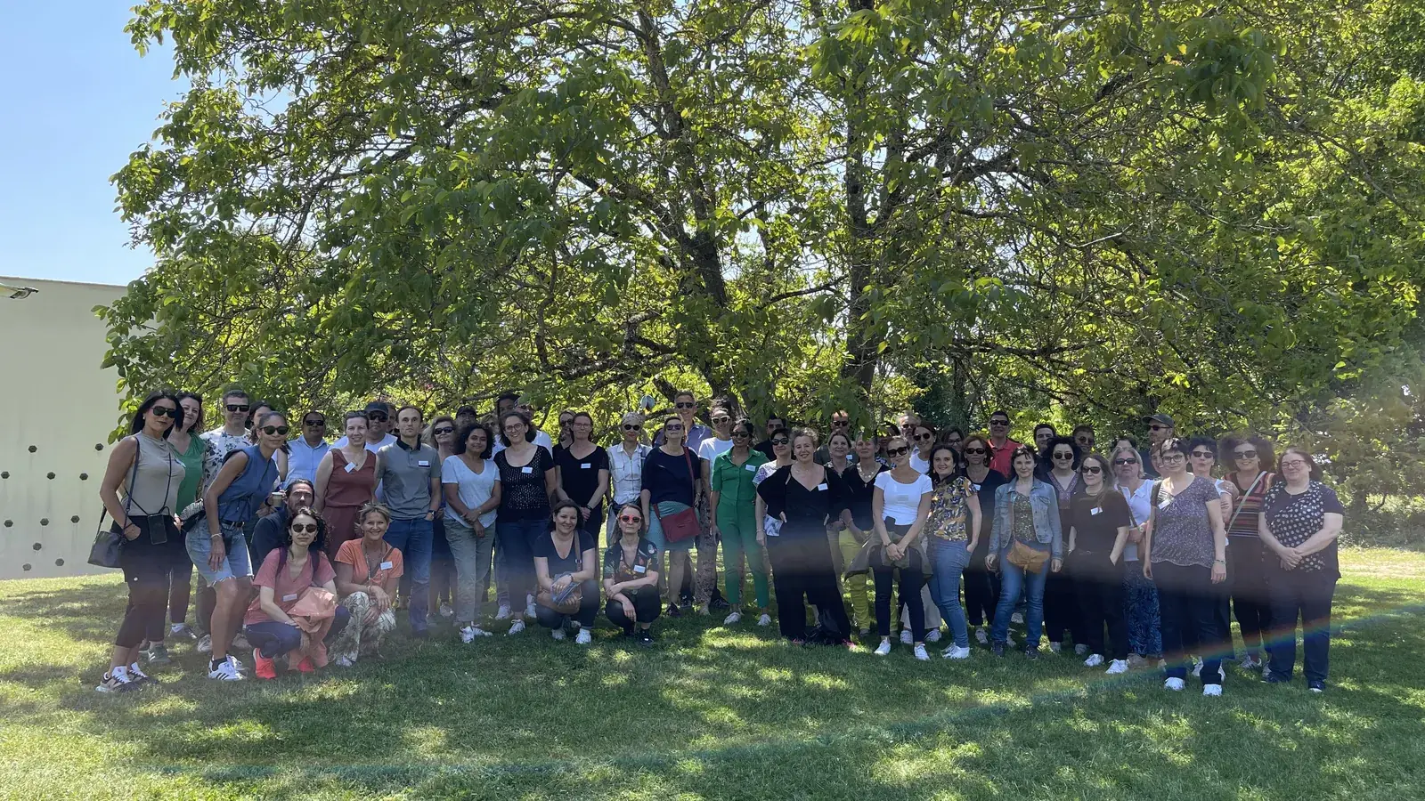 Photo de groupe des participants dans le parc de l'hôtel